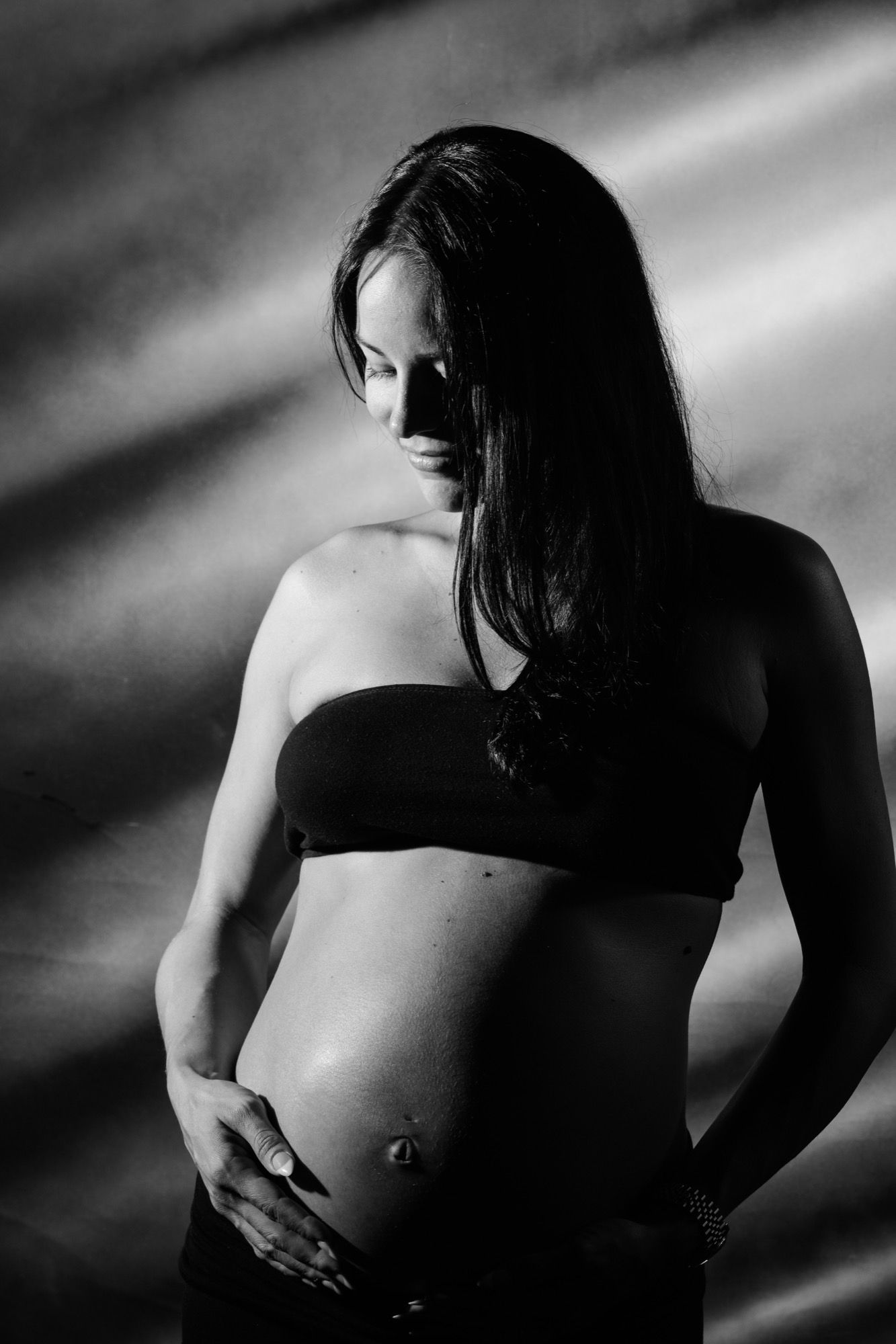 Babybauch-Shooting: Schwarz-Weiß-Porträt im Studio