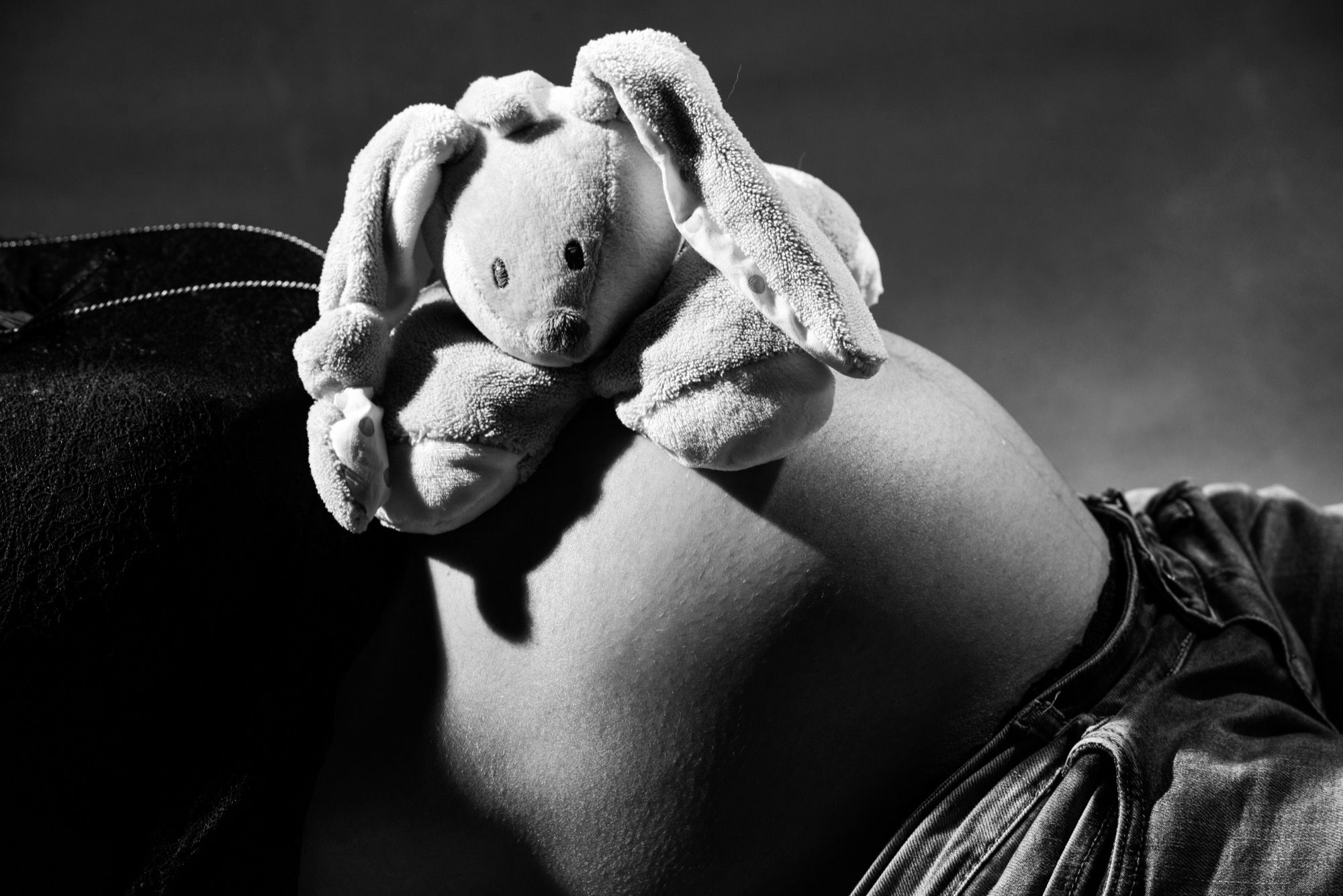 Babybauch-Shooting: Kuscheltier auf dem Babybauch