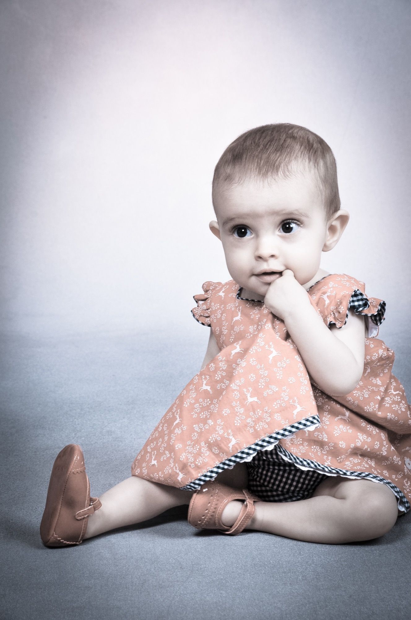 Bambina con un vestito rosa