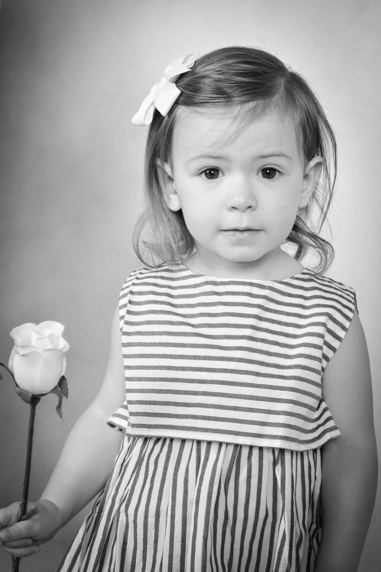 Bambina con un fiore, ritratto in bianco e nero