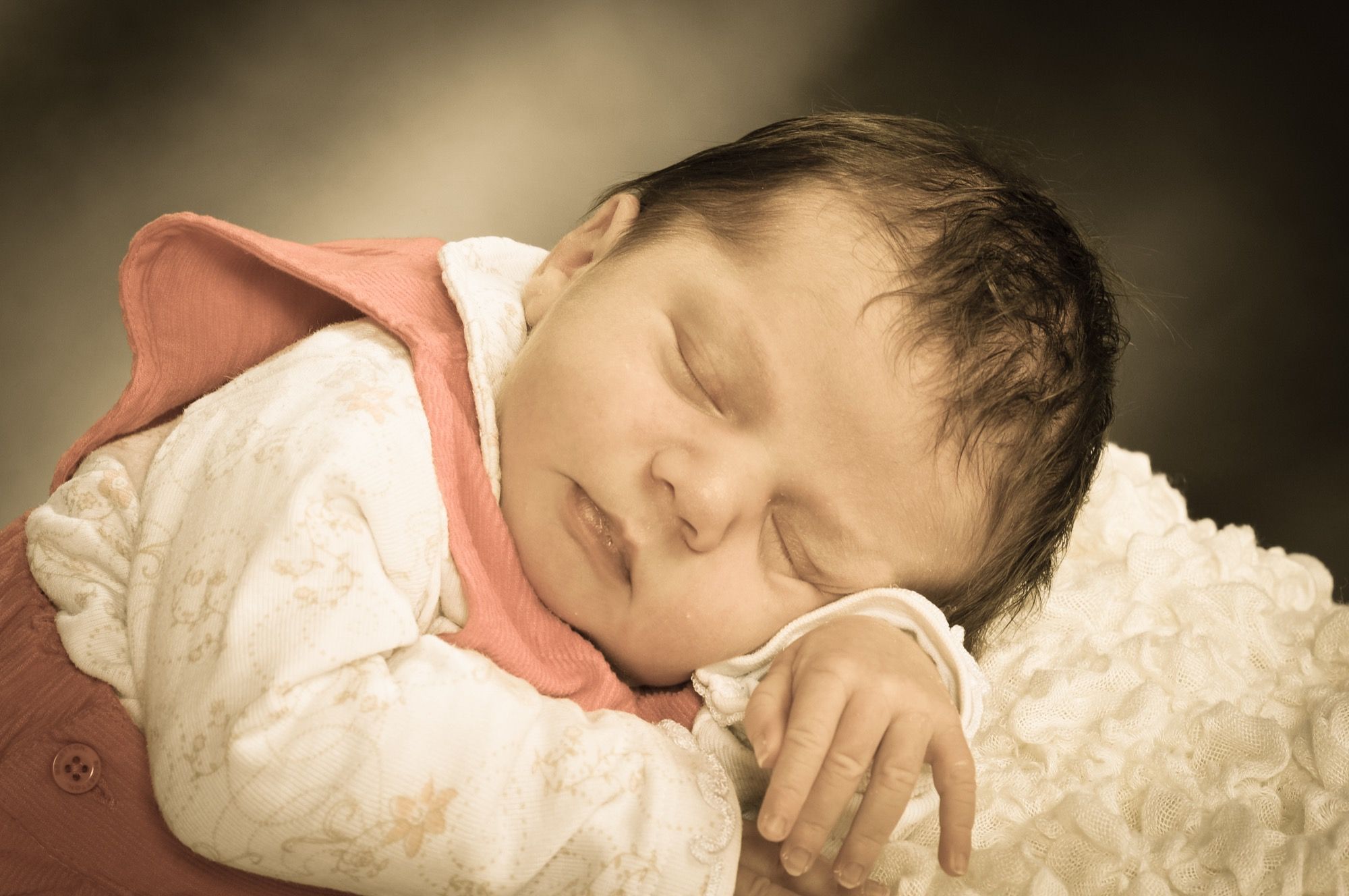Neonato che dorme su una coperta