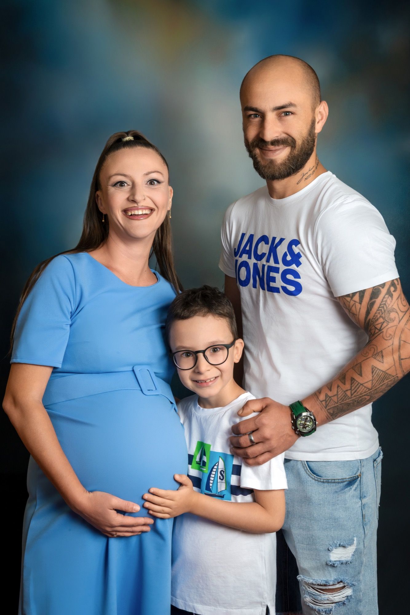 Famiglia con il figlio in studio, la mamma è in dolce attesa