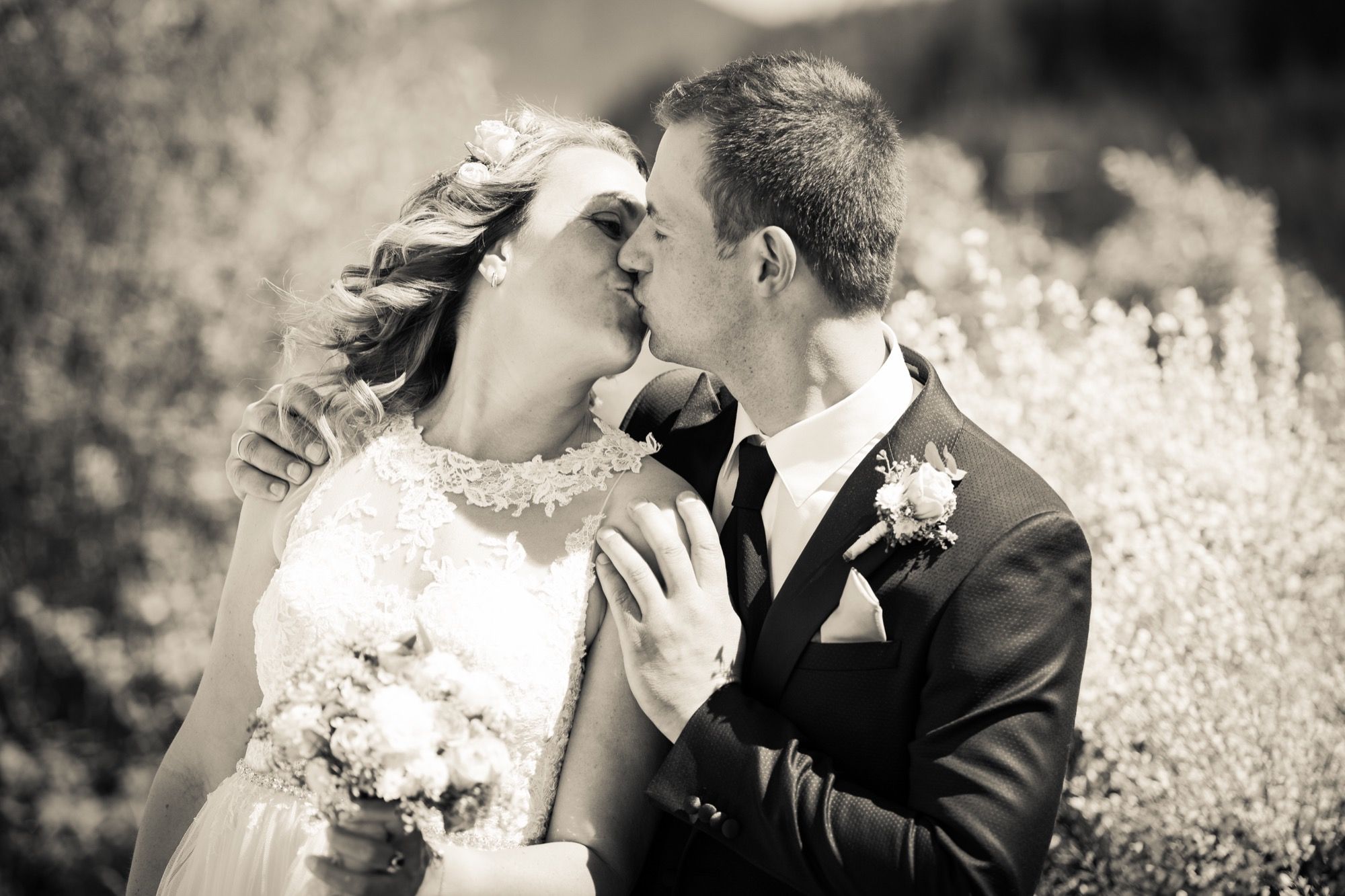 Il bacio degli sposi, foto in bianco e nero