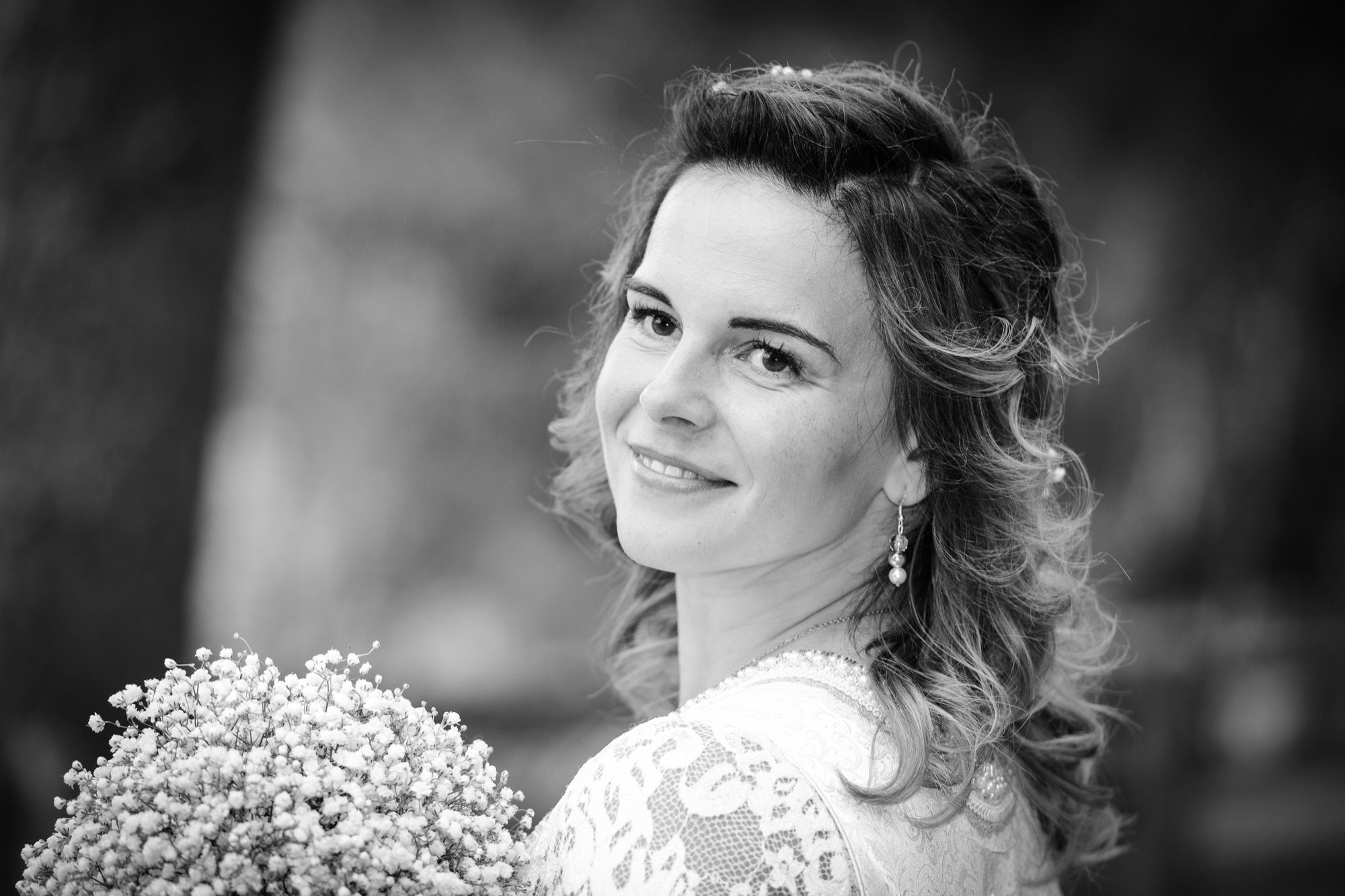 Ritratto della sposa con il bouquet, in bianco e nero