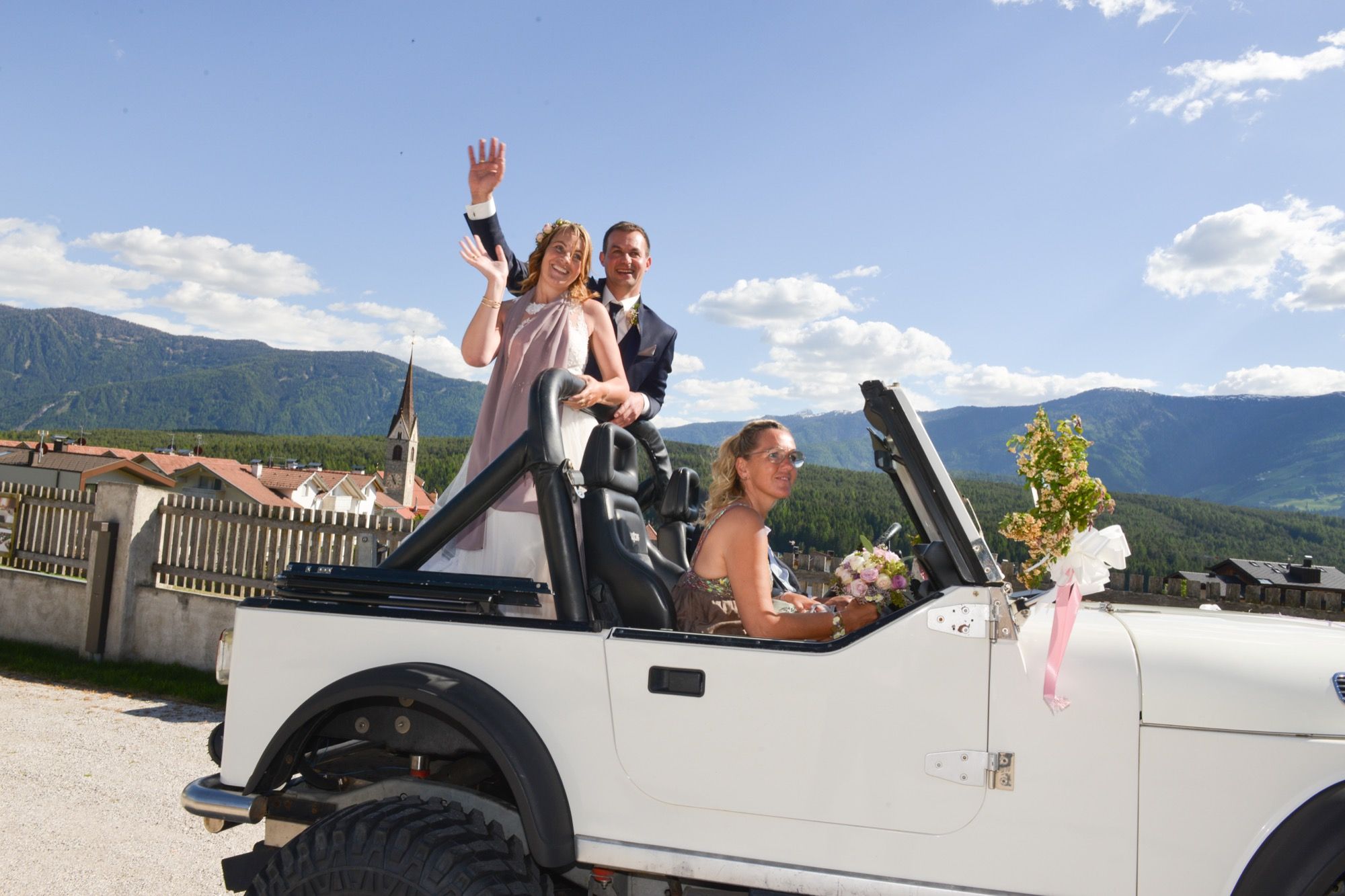 Sposi su una cabriolet d’epoca bianca