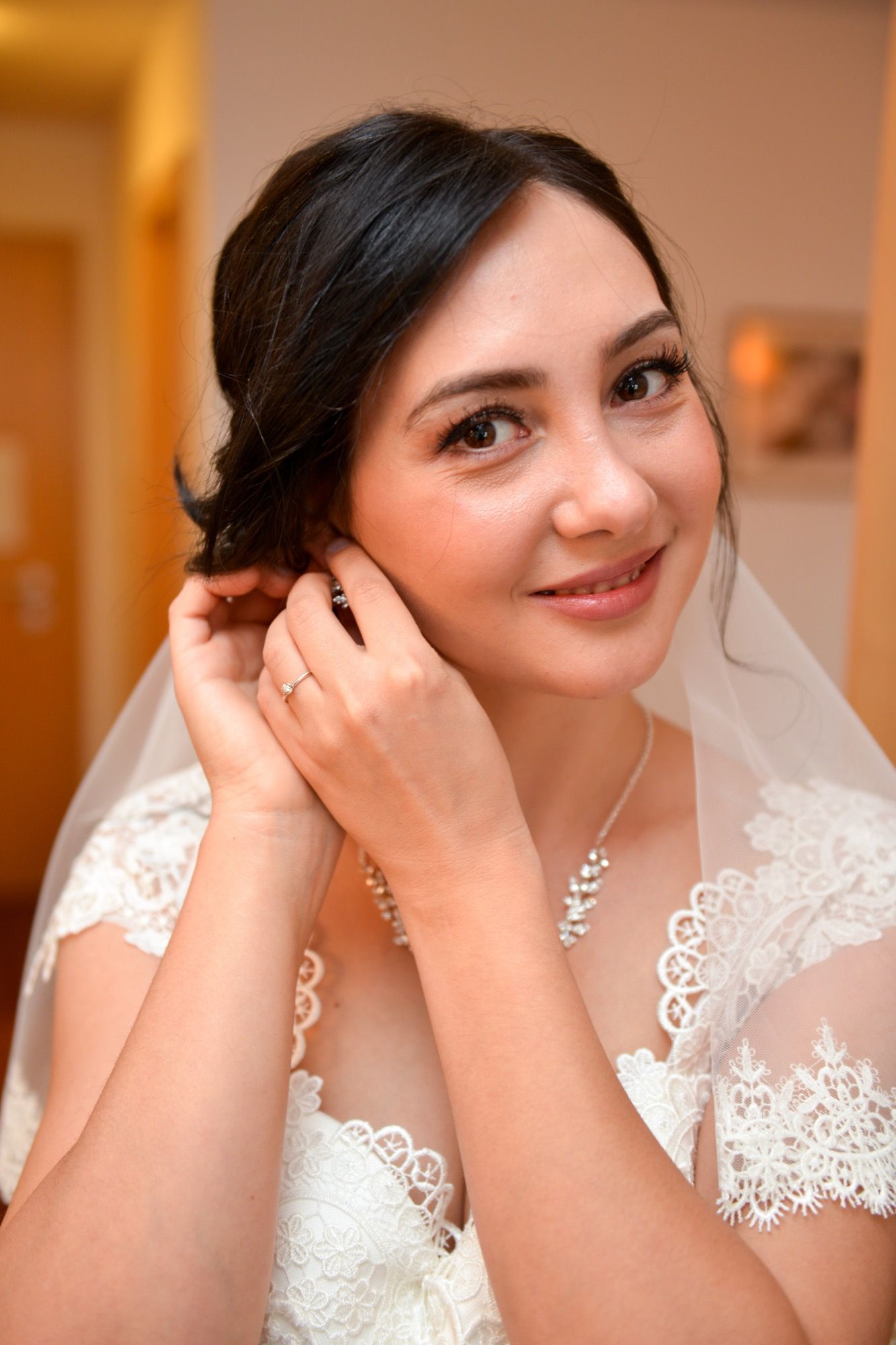 La sposa indossa gli orecchini la mattina del matrimonio