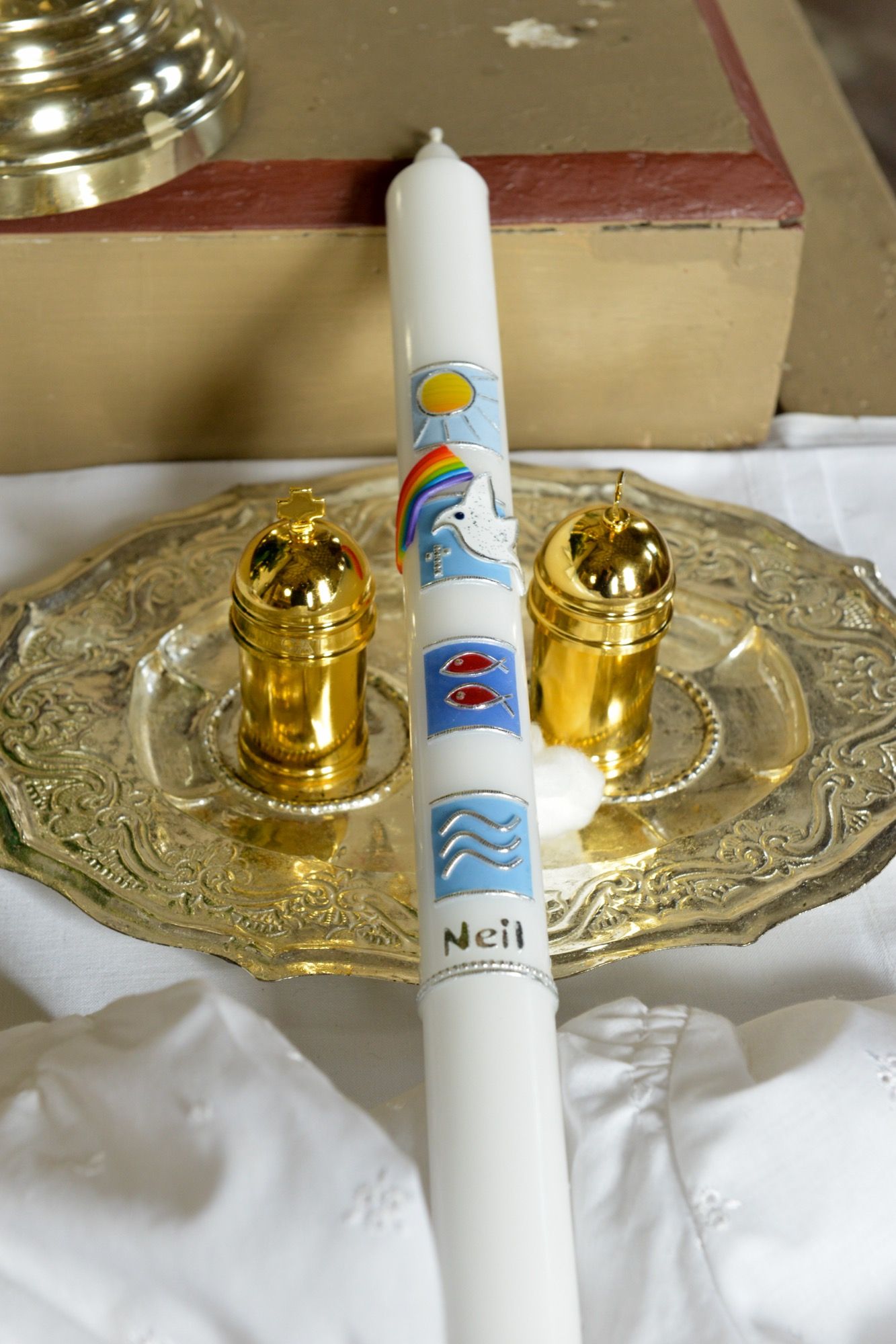 Taufkerze auf einem goldenen Leuchter